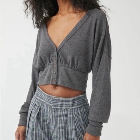 URBAN OUTFITTERS Women’s Charcoal Gray Long Sleeve Farley’s Button-Up Cropped Sw - Picture 1 of 6